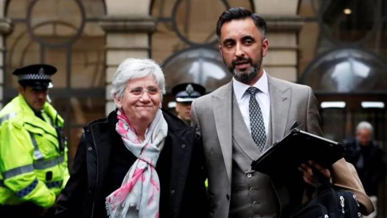 Clara Ponsatí y Aamer Anwar, tras salir de una vista judicial en Edimburgo el pasado 28 de marzo