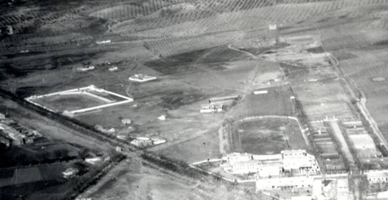 Vista de las pistas deportivas de la Escuela de Gimnasia en 1945. A la izquierda, el Estadio de Palomarejos con su blanco vallado
