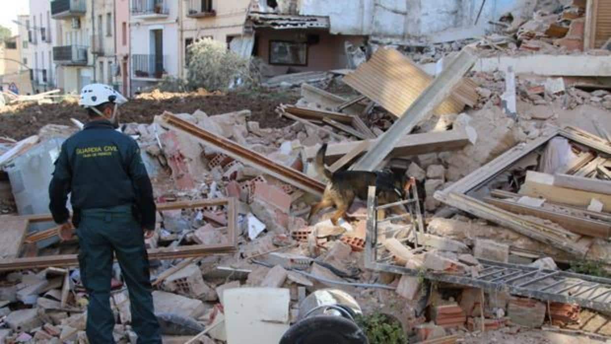 El derrumbe redujo a escombros varias edificaciones y afectó gravemente a otras casas