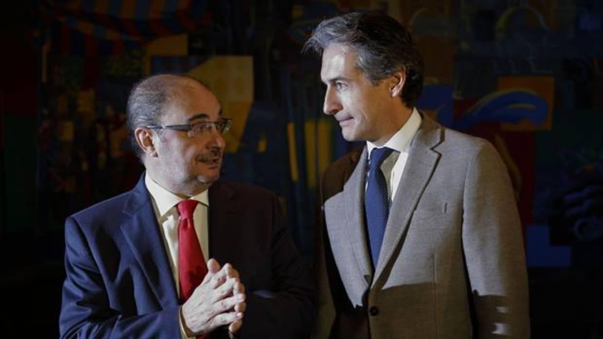 El ministro de Fomento, Íñigo de la Serna, (PP) y el presidente de Aragón, Javier Lambán (PSOE)