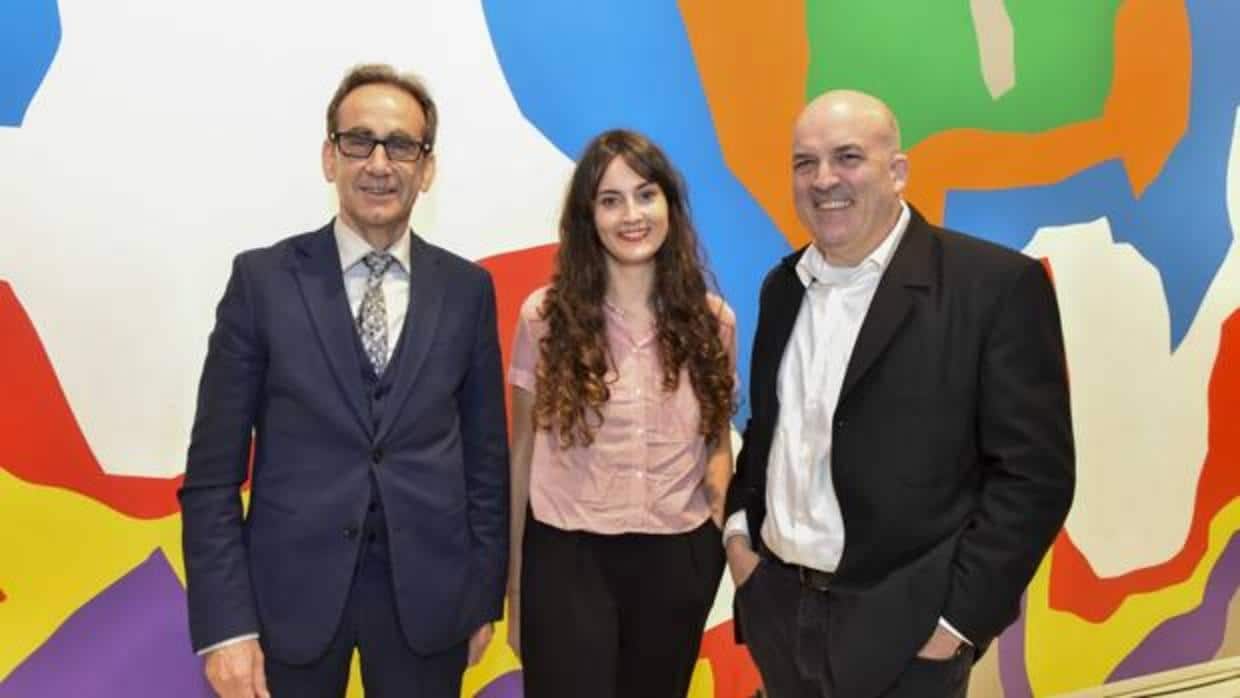 El director de CaixaForum Barcelona, Valentí Farràs; la escritora ganadora, Mónica Baños; y el director de Plataforma Editorial, Jordi Nadal