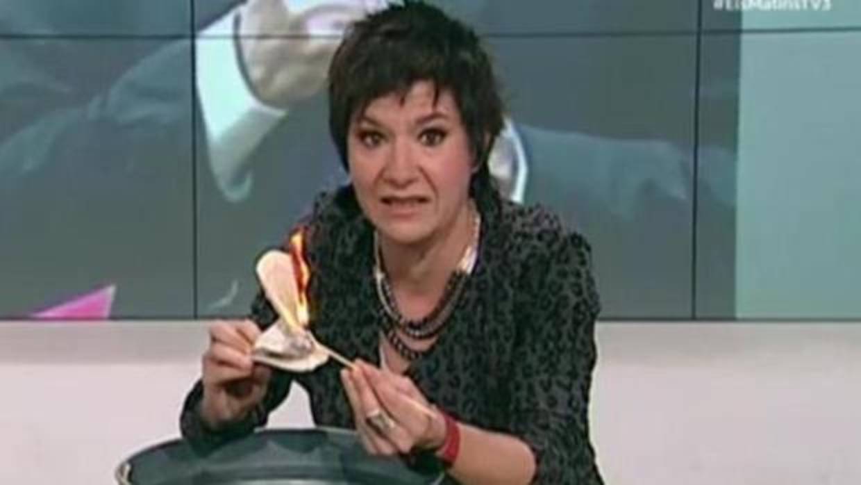 La periodista de TV3 quemando un fragmento de la Carta Magna