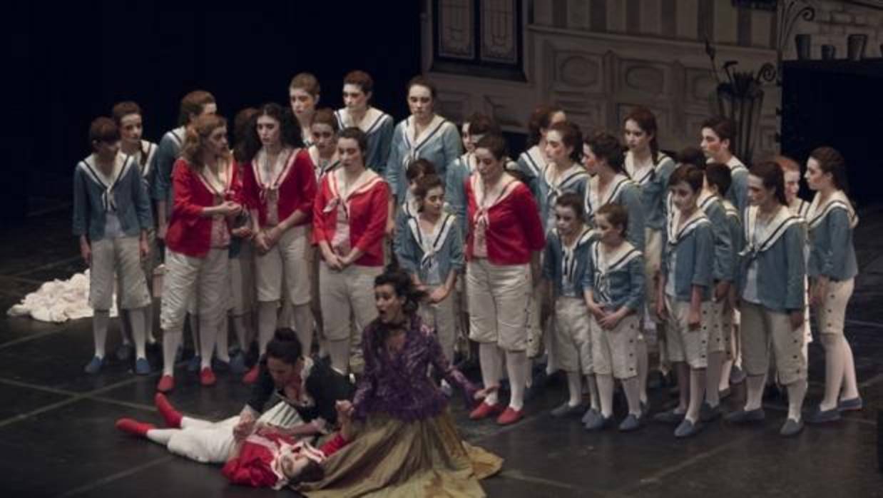 Algunos de los niños que participan en esta ópera, que se representa en el Teatro de Rojas