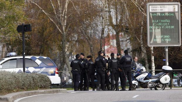 Un semáforo en rojo delata a un joven drogado que conducía sin carnet una moto robada