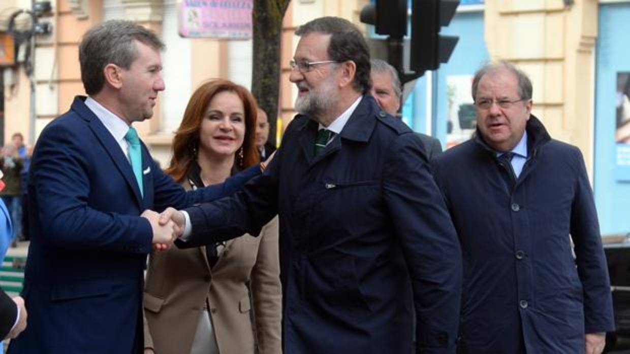 El presidente del Gobierno, Mariano Rajoy saluda al alcalde de Burgos, Javier Lacalle, en presencia de la presidenta de las Cortes de Castilla y León, Silvia Clemente y del presidente de la Junta de Castilla y León, Juan Vicente Herrera