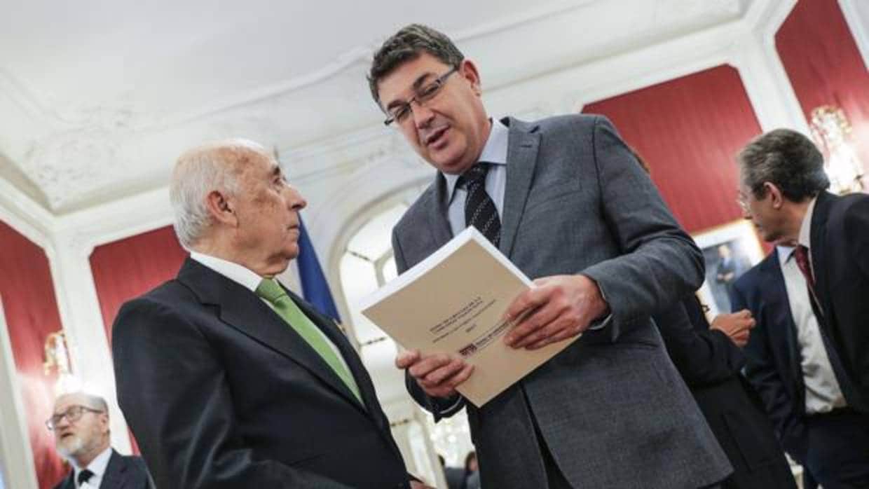 El presidente de Las Cortes, Enric Morera (dcha), conversa con el Síndic de Greuges, José Cholbi, tras presentar el informe