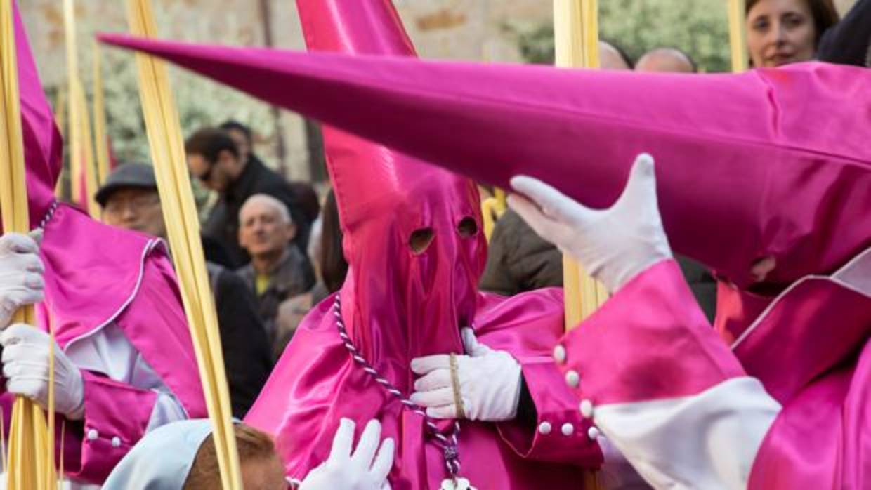 Cofrades en una procesión de Zamora