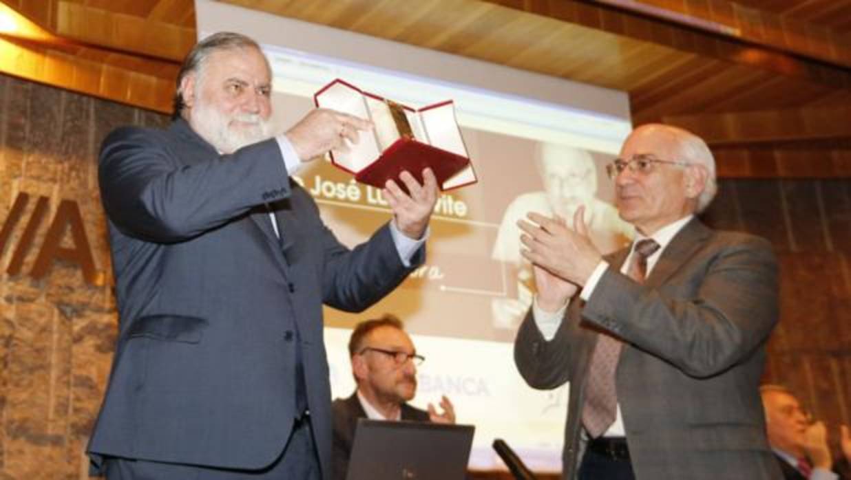 José de Cora recibe el premio de columnismo José Luis Alvite
