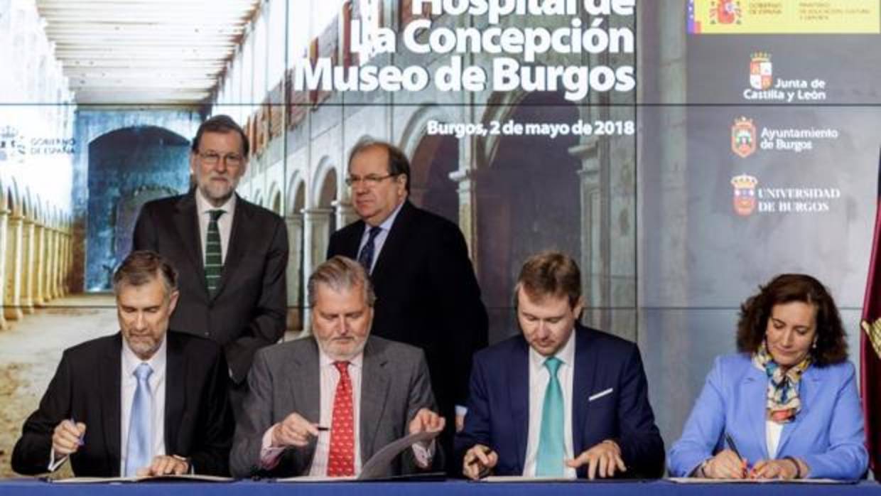 Rajoy y Herrera contemplan la rúbrica de los protocolos de Pérez Mateos, Méndez de Vigo, Lacalle y García Cirac