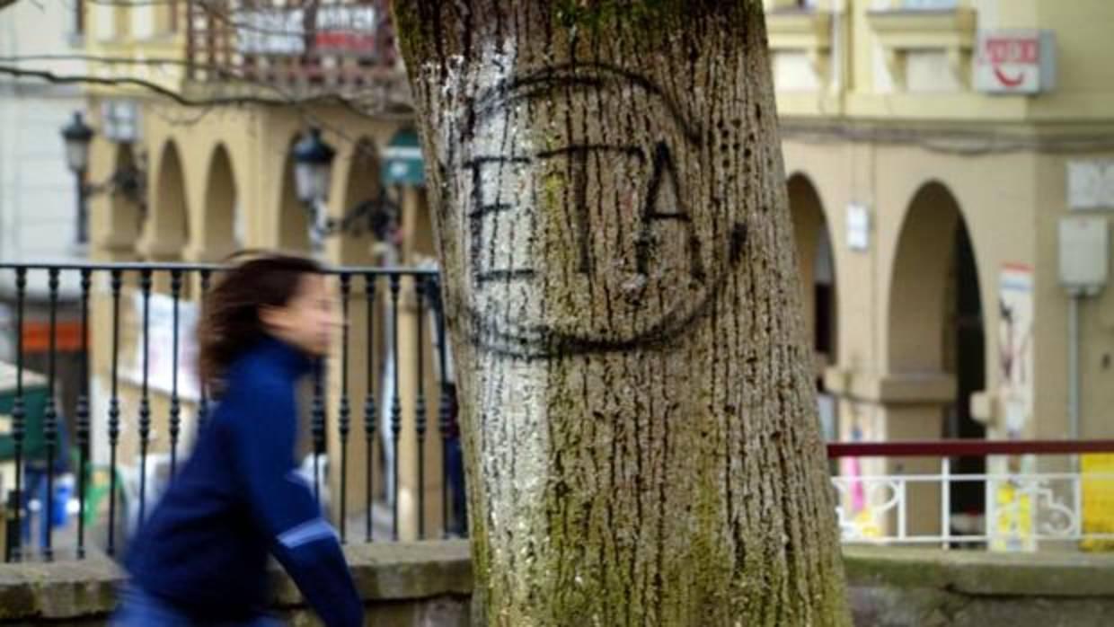 Una imagen de archivo una pintada en apoyo a la banda terrorista