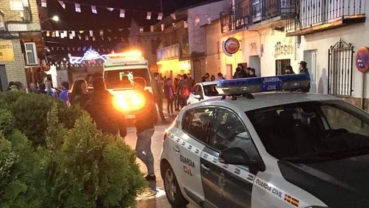 Guardia Civil y una ambulancia en el lugar de los hechos