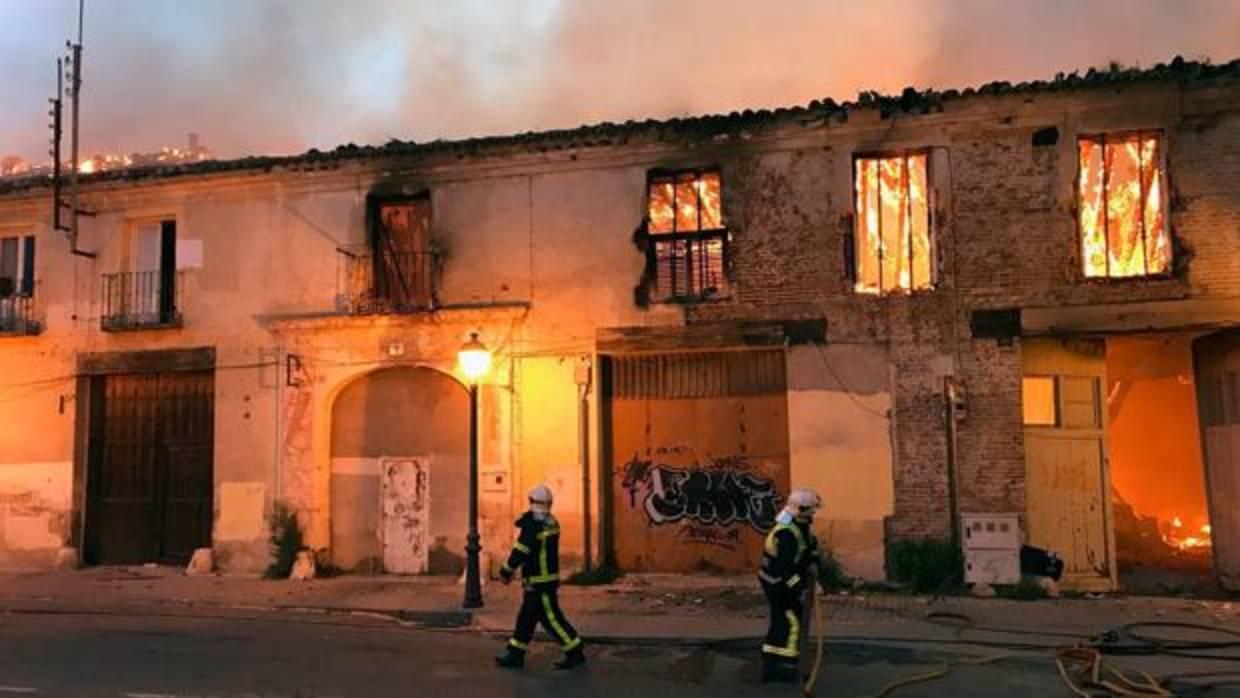 Bomberos trabajando en el incendio, ayer por la noche, en el Palacio de Osuna