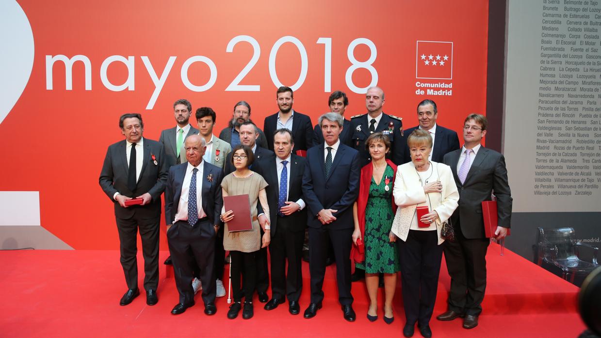 Los premiados en la edición de 2018 del Dos de Mayo, tras recoger sus galardones