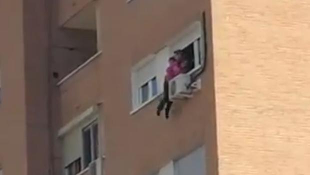 Vídeo del espeluznante rescate de una mujer que se iba a lanzar al vacío