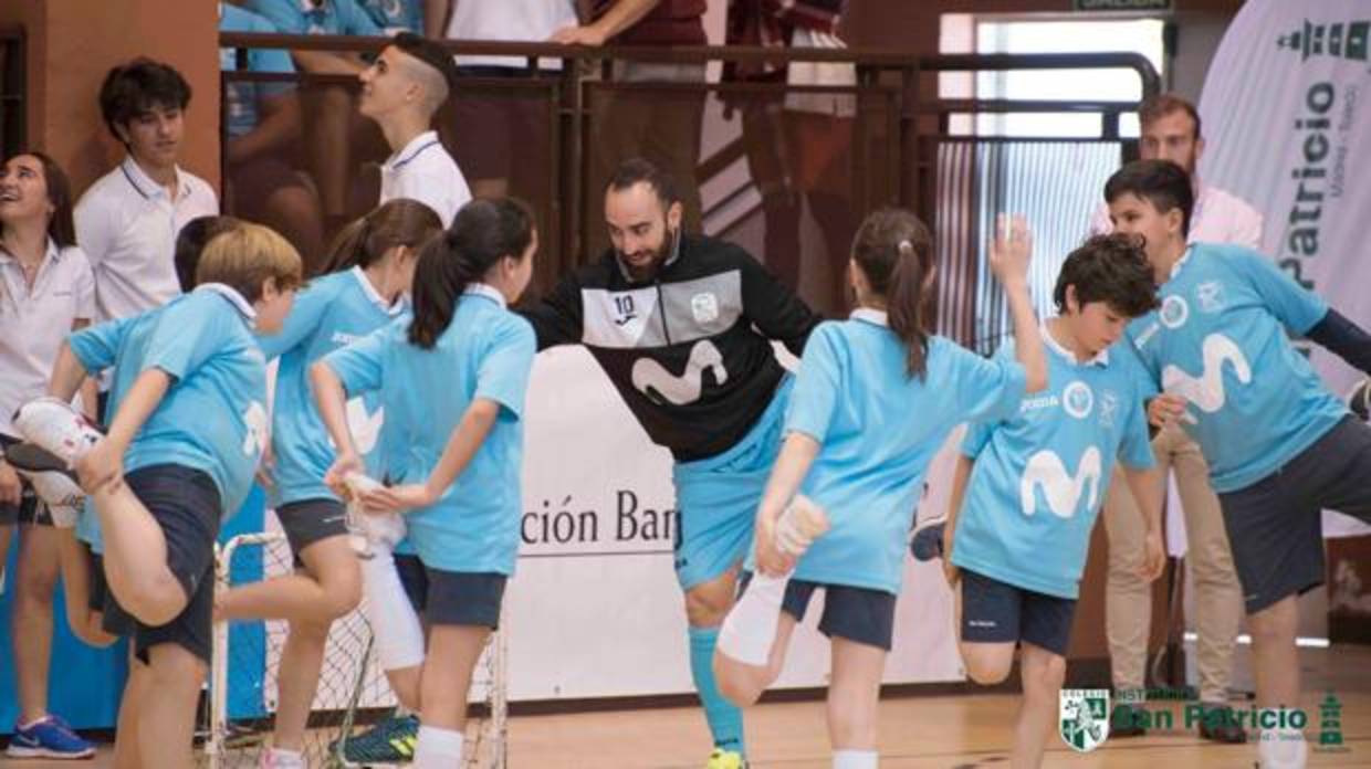 La estrella, Ricardinho, estira con un grupo de alumnos del centro