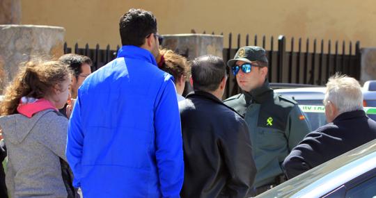 El guardia civil informa a los familiares de Mercedes