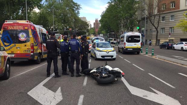 Muere una pareja de motoristas al salir despedida tras impactar con un coche que esquivaba a otro