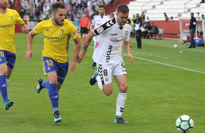 Dani Rordíguez intenta zafarse de los defensores del Cádiz CF