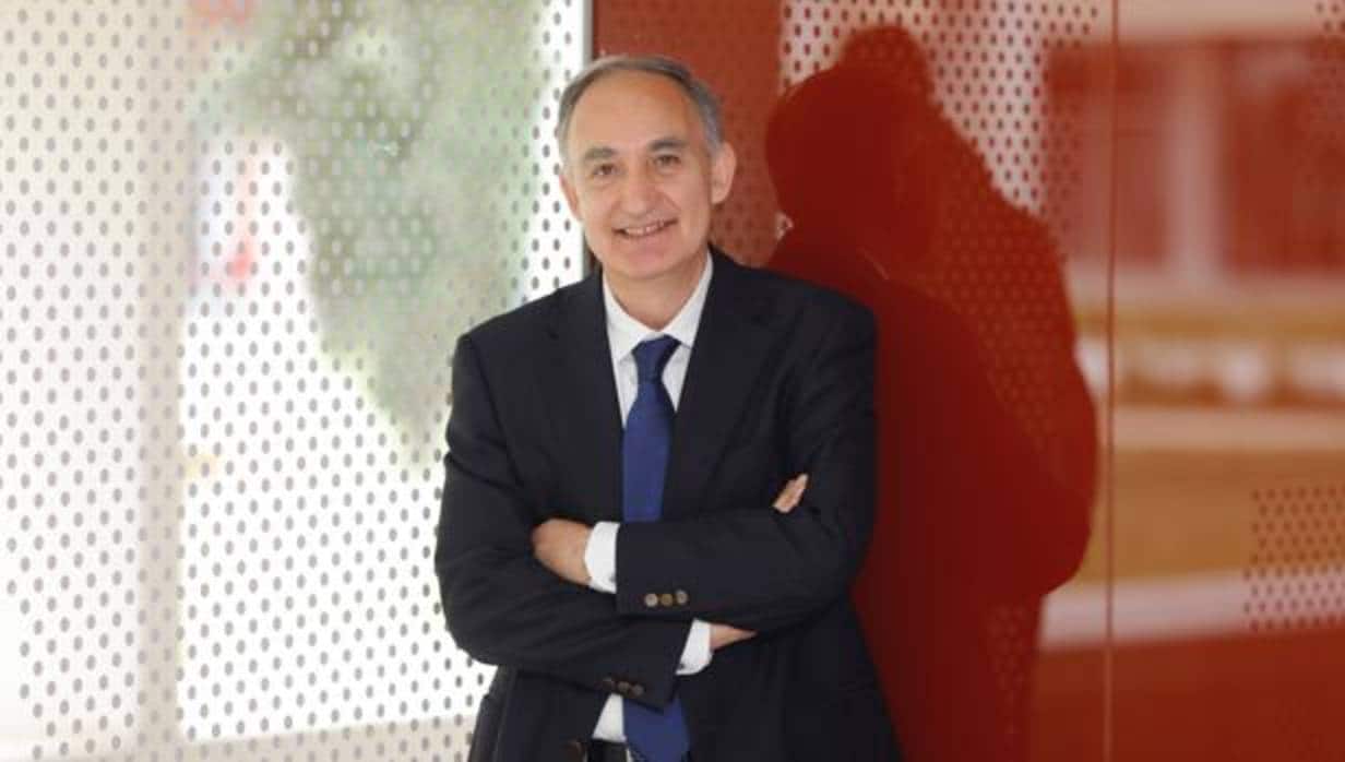 El rector electo de la Universidad de Valladolid, Antonio Largo, en la Facultad de Ciencias