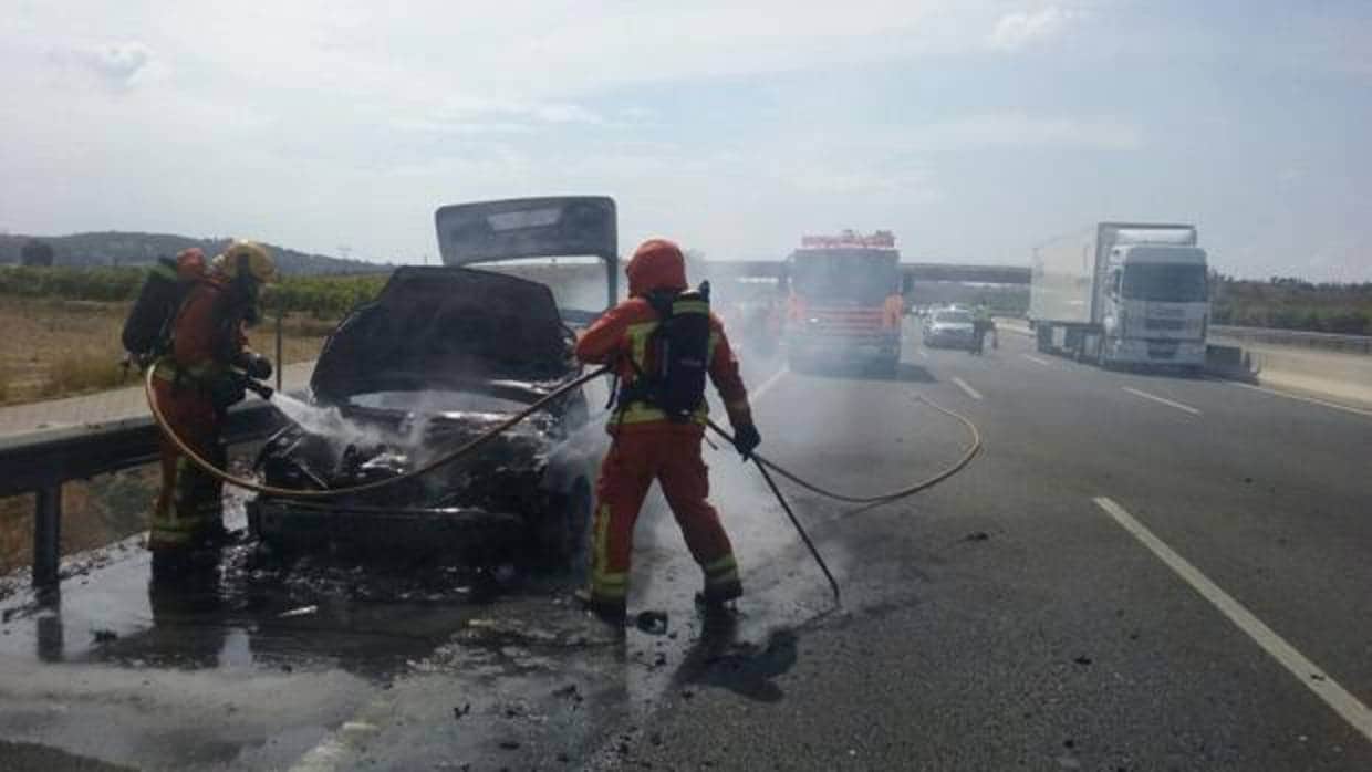 Un vehículo se incendia en la autopista AP-7 a la altura de Torrent
