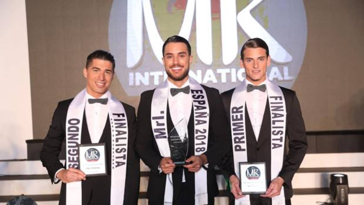 Jesús Collado, en el centro, junto a los finalistas del certamen