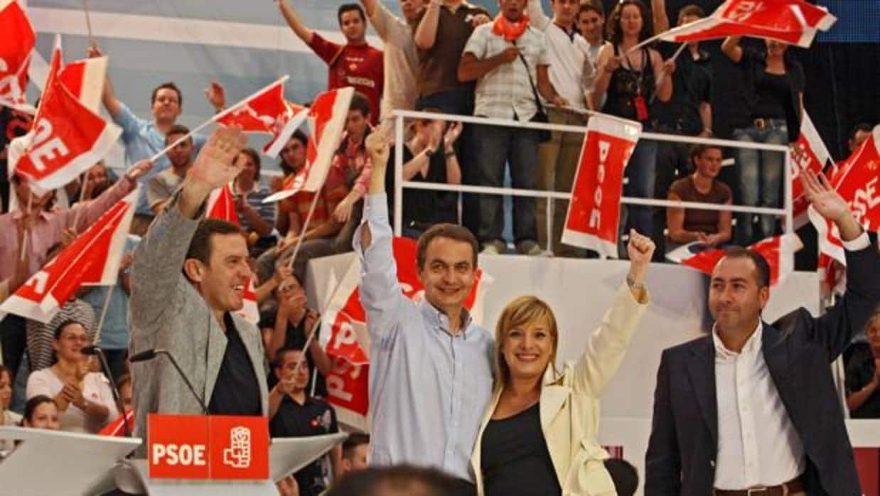 Imagen de Etelvina Andreu y Zapatero, tomada durante un mitin en 2007