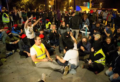 Operación limpieza en Barcelona contra los lazos amarillos