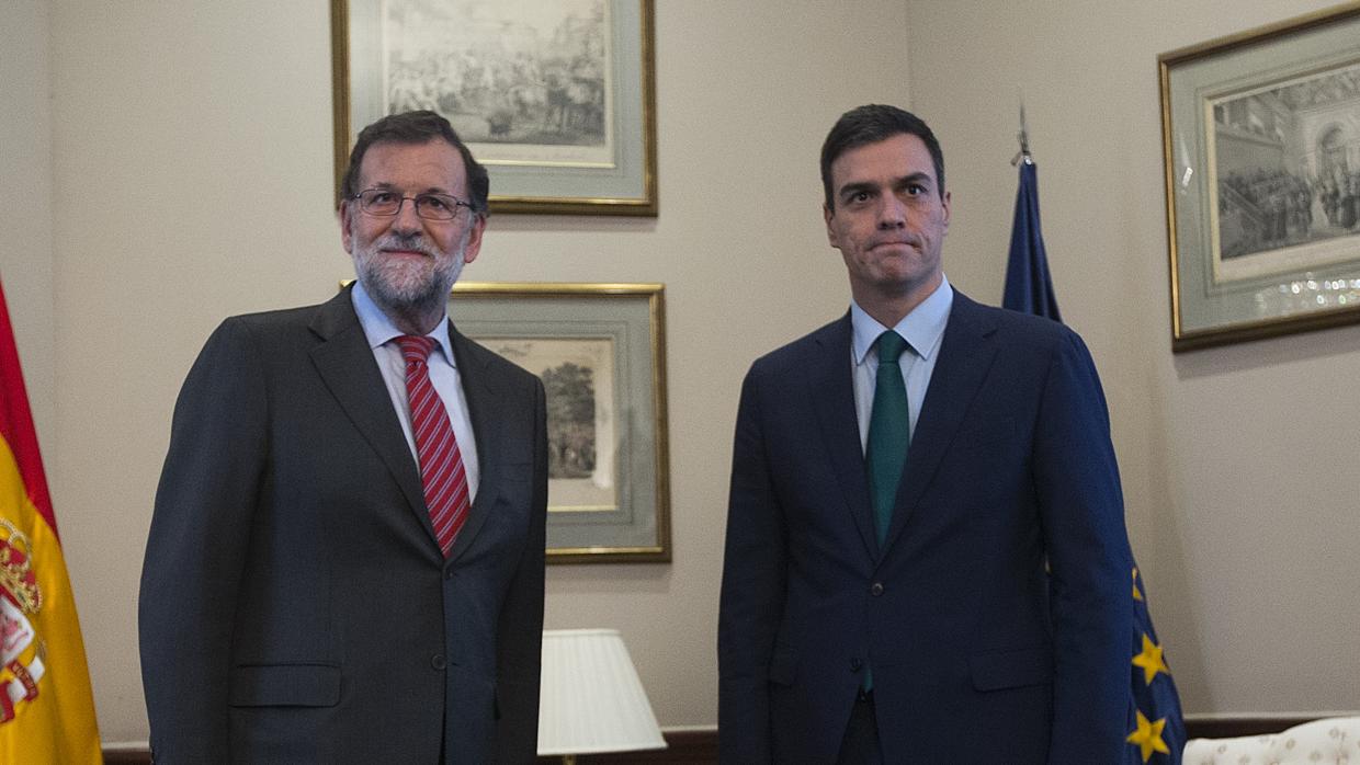 La tensión se masticaba en esta reunión de Rajoy y Sánchez en febrero de 2016, durante el bloqueo