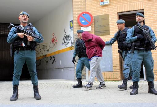 El arrestado, camino del furgón que le trasladó a la prisión de Ocaña I