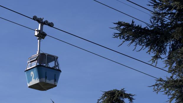 El Teleférico de Carmena fracasa: los mécanicos hacen de taquilleros por la falta de personal