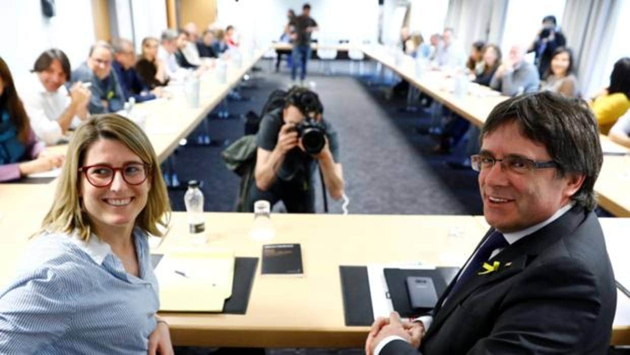 El expresidente cesado y la portavoz de Junts per Catalunya, Elsa Artadi, en Berlín