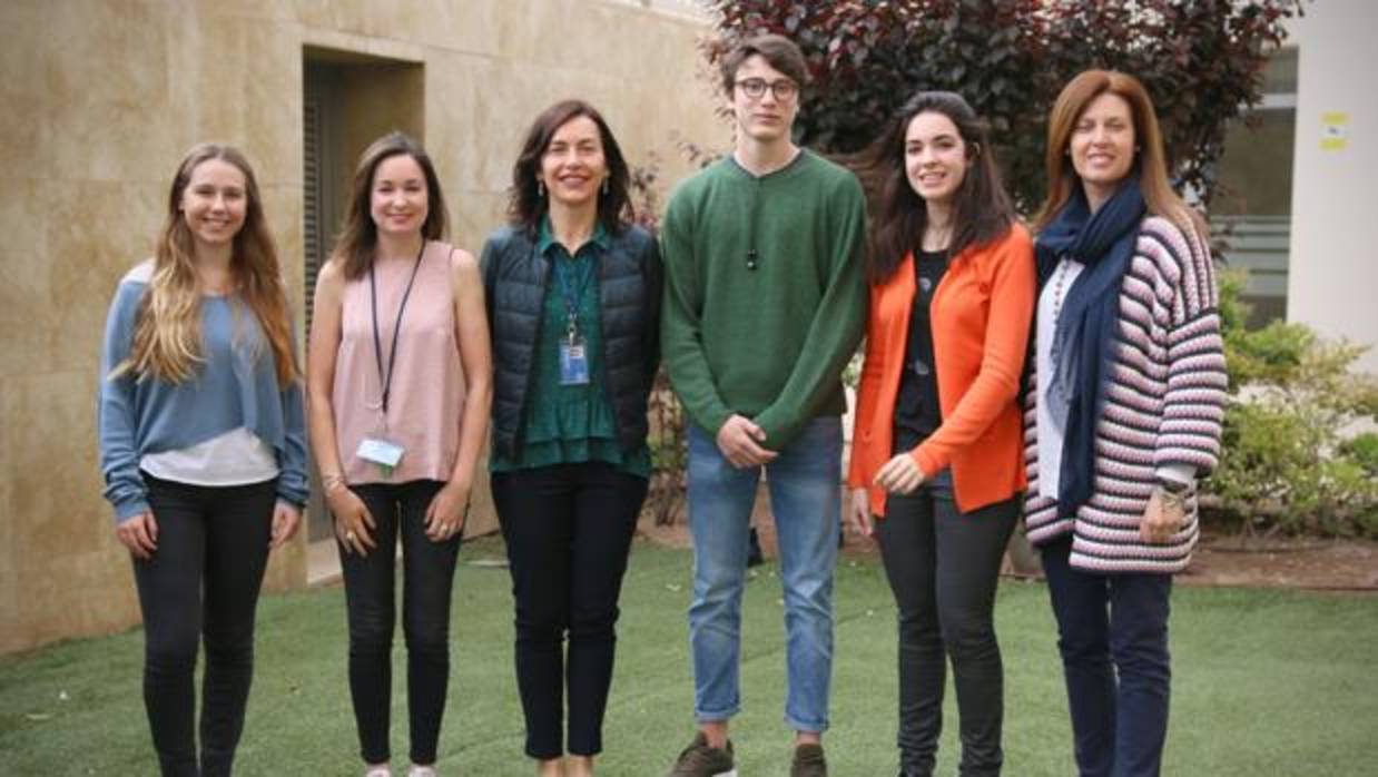 Los tres alumnos que han llegado a la final del European Youth Parliament, junto a profesores del Caxton College