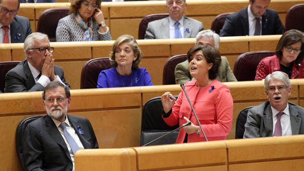 Santamaría, a un senador del PSOE: «Para enseñarme lo que es ser mujer, debería nacer con otros cromosomas»