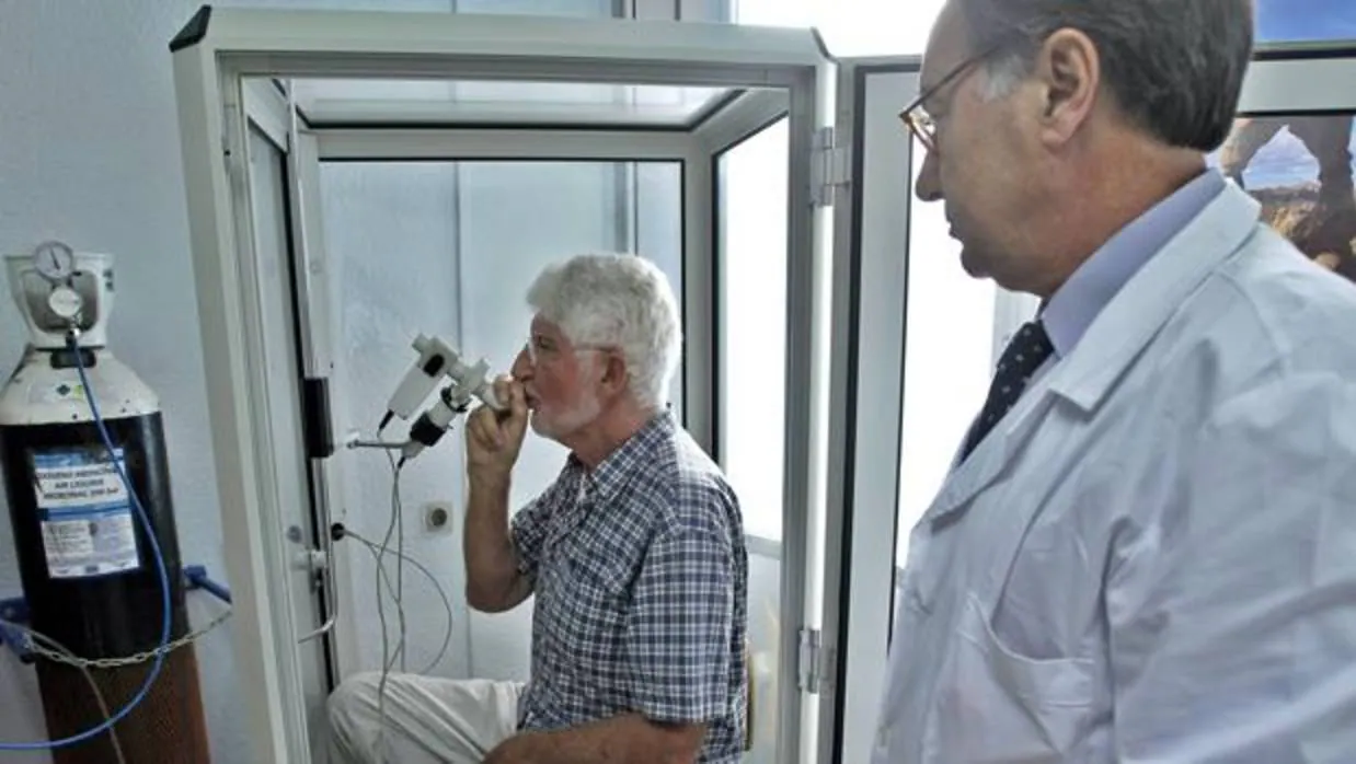 Un paciente realiza una prueba de capacidad pulmonar en el Hospital Vall d'Hebron de Barcelona