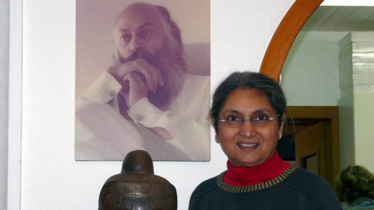 Sheela, junto a un retrato del gurú indio Bhagwan Shree Rajneesh