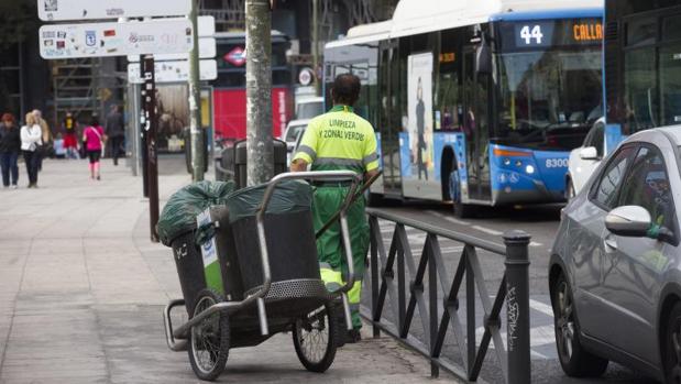 Los barrenderos de Madrid, en huelga desde el 16 de mayo para exigir mejoras salariales