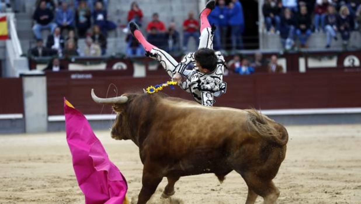 Cogida de Gonzalo Caballero durante la corrida goyesca del Dos de Mayo en Las Ventas