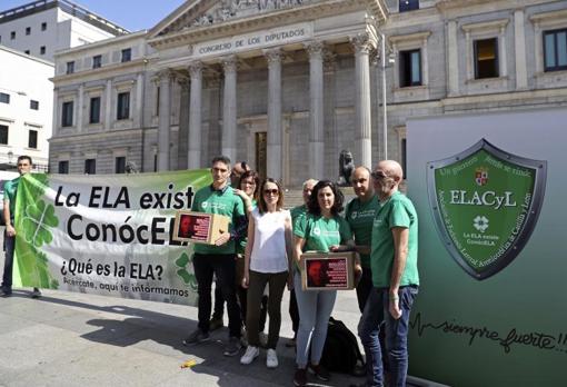 Los coordinadores de la recogida de firmas, en la puerta del Congreso de los Diputados