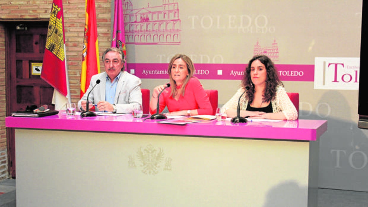 La alcaldesa Milagros Tolón, ayer entre Juan Carlos Fernández Layos, director de los programas de empleo municipal y la concejala Inés Sandoval