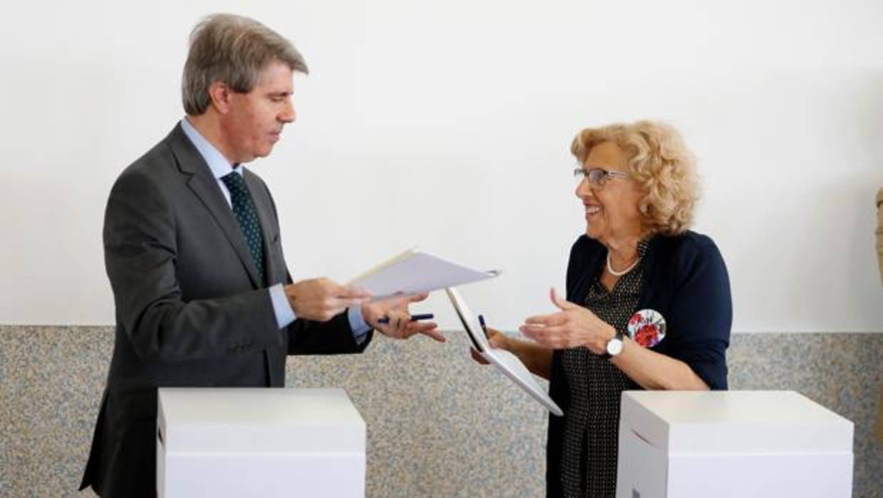 Ángel Garrido y Manuela Carmena firman el convenio para realojar a 150 familias del Sector 6