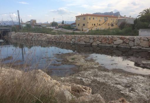 El agua contaminada del río Girona, en Denia (Alicante)