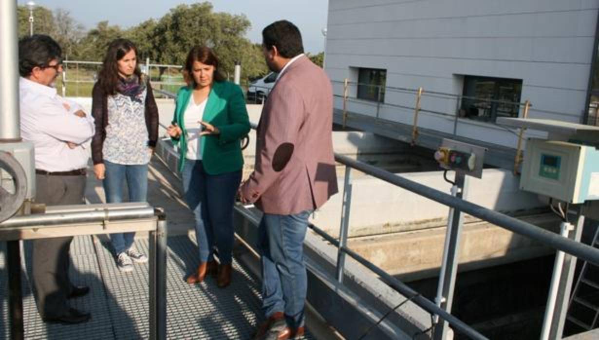 García Élez, en Navalcán, durante una visita a la planta potabilizadora