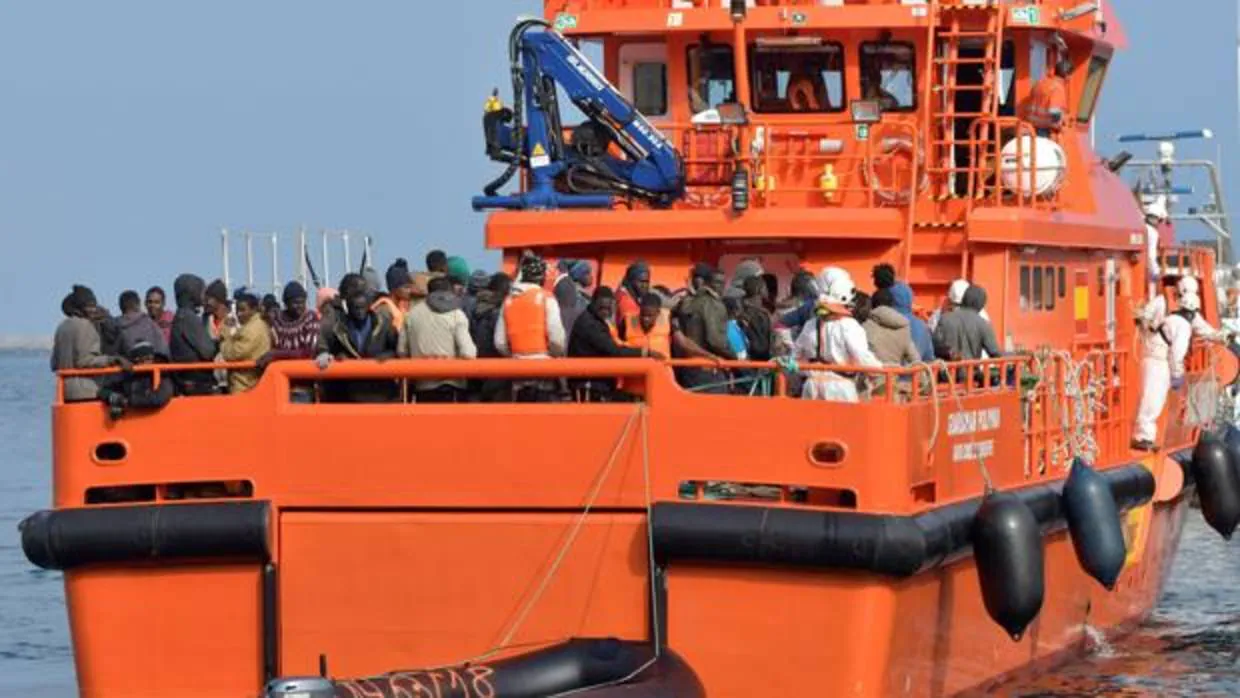 Rescatados 95 inmigrantes en el Estrecho a bordo de cuatro pateras