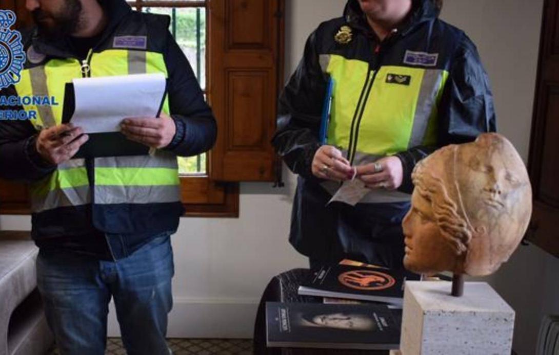 Dos policías en el registro de uno de los almacenes del anticuario catalán