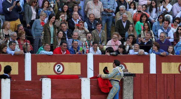 Enrique Ponce, brindando el toro a la hija de la Infanta Elena,