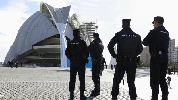 Un gorrilla amenaza a otro con un cuchillo por «quitarle» la zona en la que operaba en Valencia