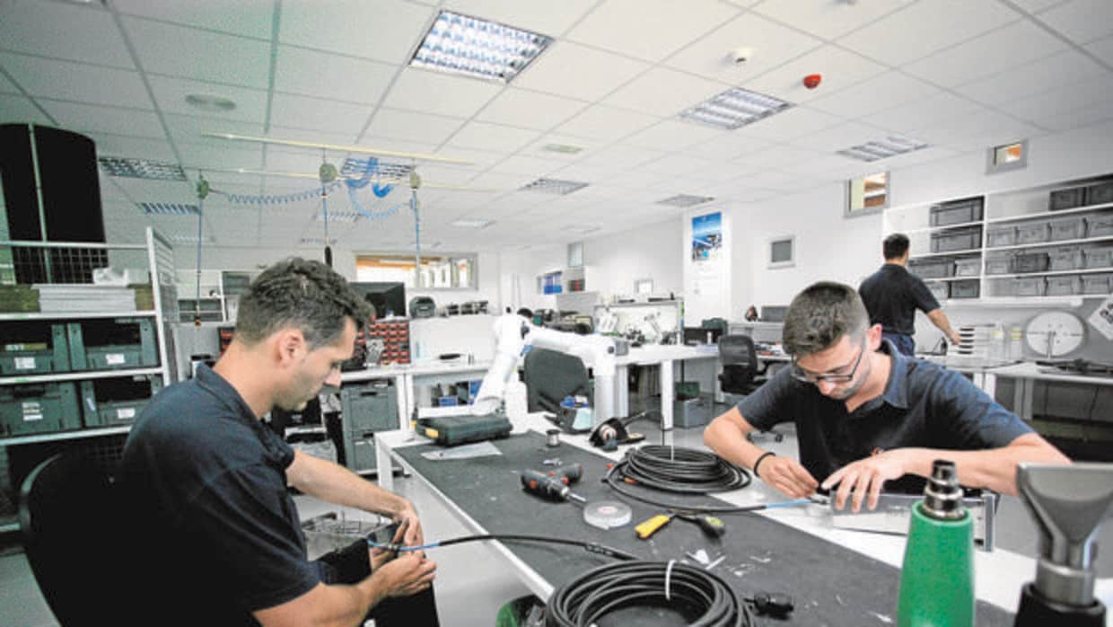 Trabajadores en las instalaciones de Marine Instruments, especializada en boyas satelitales, en Nigrán