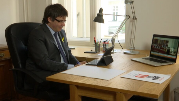 Puigdemont felicita a Torra: «Cultura y libertad, república y democracia»