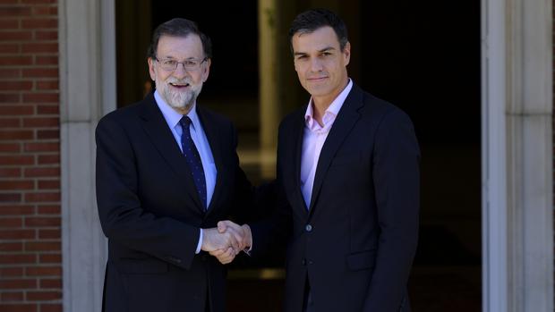 Rajoy recibirá mañana a Sánchez en La Moncloa para analizar la situación en Cataluña y el jueves a Rivera