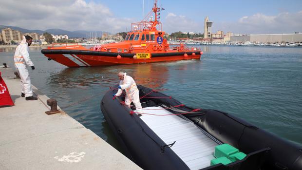 Rescatado un inmigrante que cruzaba el Estrecho en una tabla de surf